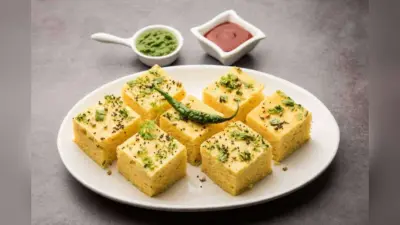 Khaman Dhokla Recipe: इस आसान रेसिपी से मिनटों में बनाएं स्पंजी खमण ढोकला
