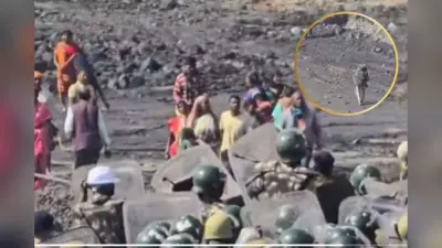 Viral Video : एक ओर घायल फर्ज, दूसरी ओर भीड़ का पत्थर, पुलिसवाले की लोग जमकर कर रहे तारीफ