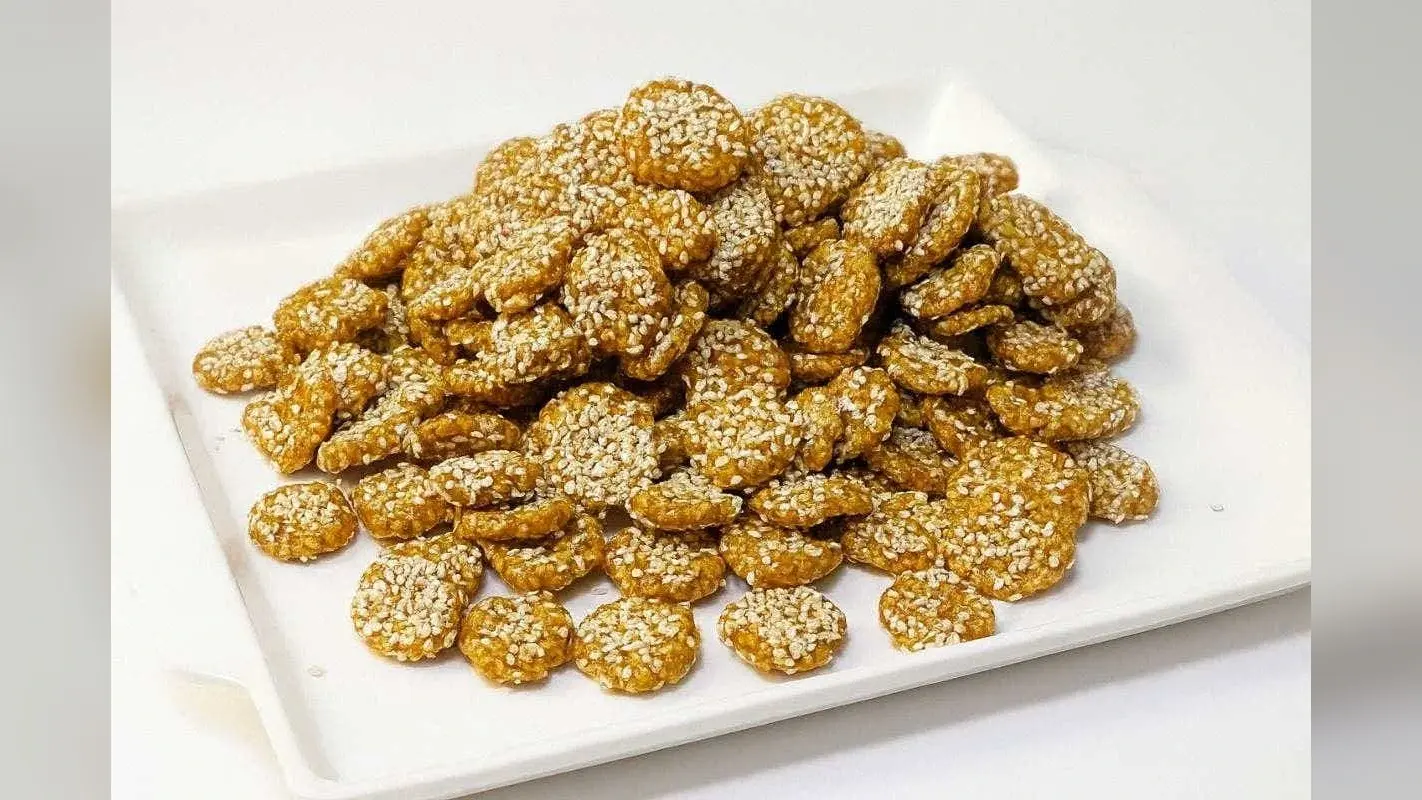Til Gud Revdi Recipe: सर्दियों में घर पर बनाएं तिल और गुड़ की कुरकुरी रेवड़ी, सेहत और स्वाद से भरपूर