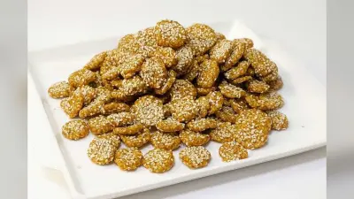 Til Gud Revdi Recipe: सर्दियों में घर पर बनाएं तिल और गुड़ की कुरकुरी रेवड़ी, सेहत और स्वाद से भरपूर