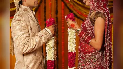 Wedding Mala Design Ideas: खूबसूरत वेडिंग माला से अपनी शादी को बनाएं आकर्षक, यहां जानिए ट्रेंडिंग डिजाइनों के बारे में
