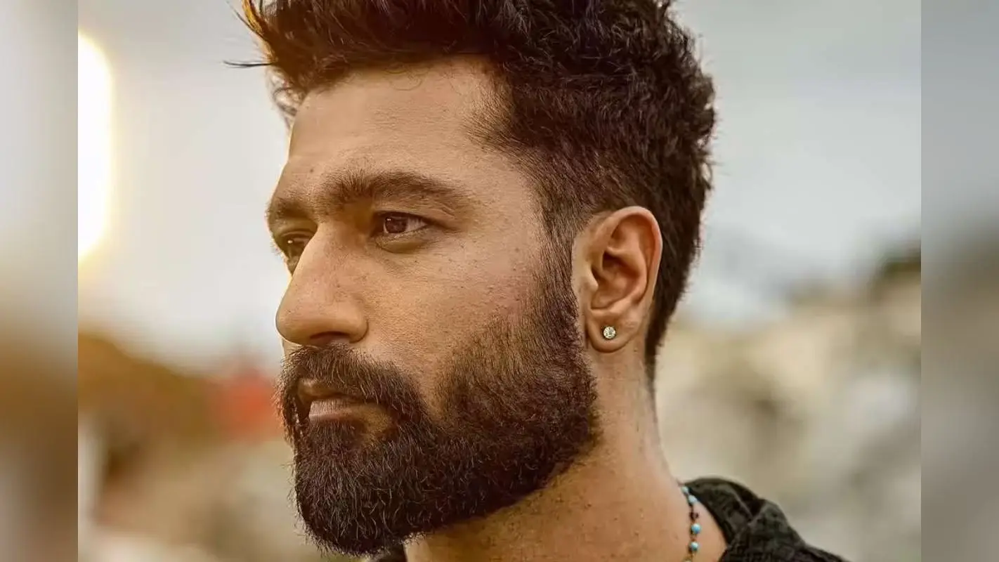 Vicky Kaushal: पिता बनने के बाद पहली बार अवॉर्ड लेने पहुंचे विक्की, बेटे के नाम किया सम्मान