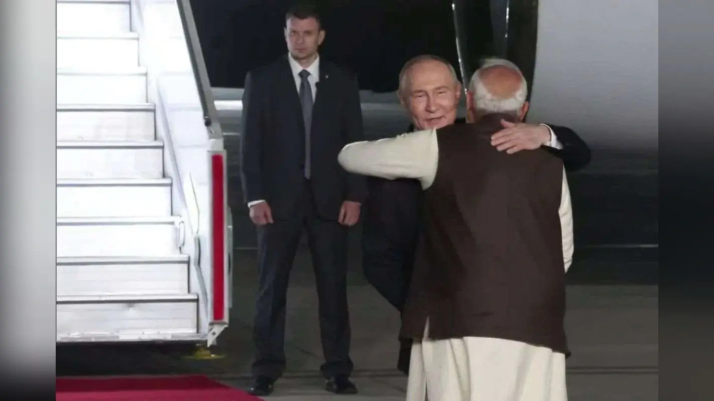 Putin India Visit: व्लादिमीर पुतिन भारत पहुंचे, पीएम मोदी ने एयरपोर्ट पर लगाया गले, गर्मजोशी से किया स्वागत