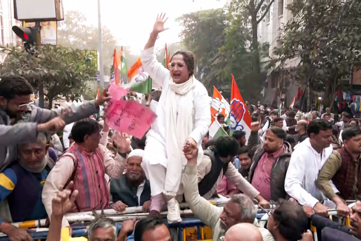 एसआईआर के विरोध में कांग्रेस का जोरदार प्रदर्शन, बैरिकेडिंग तोड़कर सीईओ बंगाल के ऑफिस की ओर बढ़े कार्यकर्ता