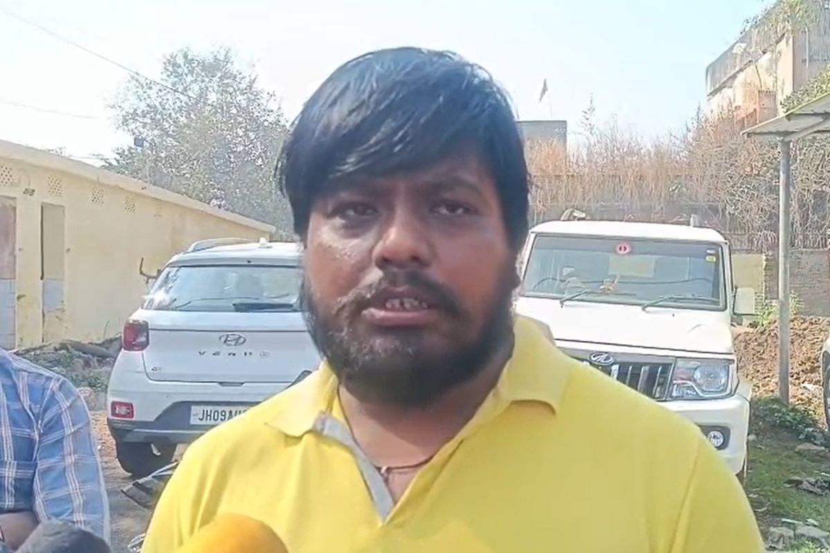 Dhanbad: दिनदहाड़े गुंडागर्दी, होटल के मालिक को पीटा फिर सोने की चेन और रुपये लूट हुए गायब