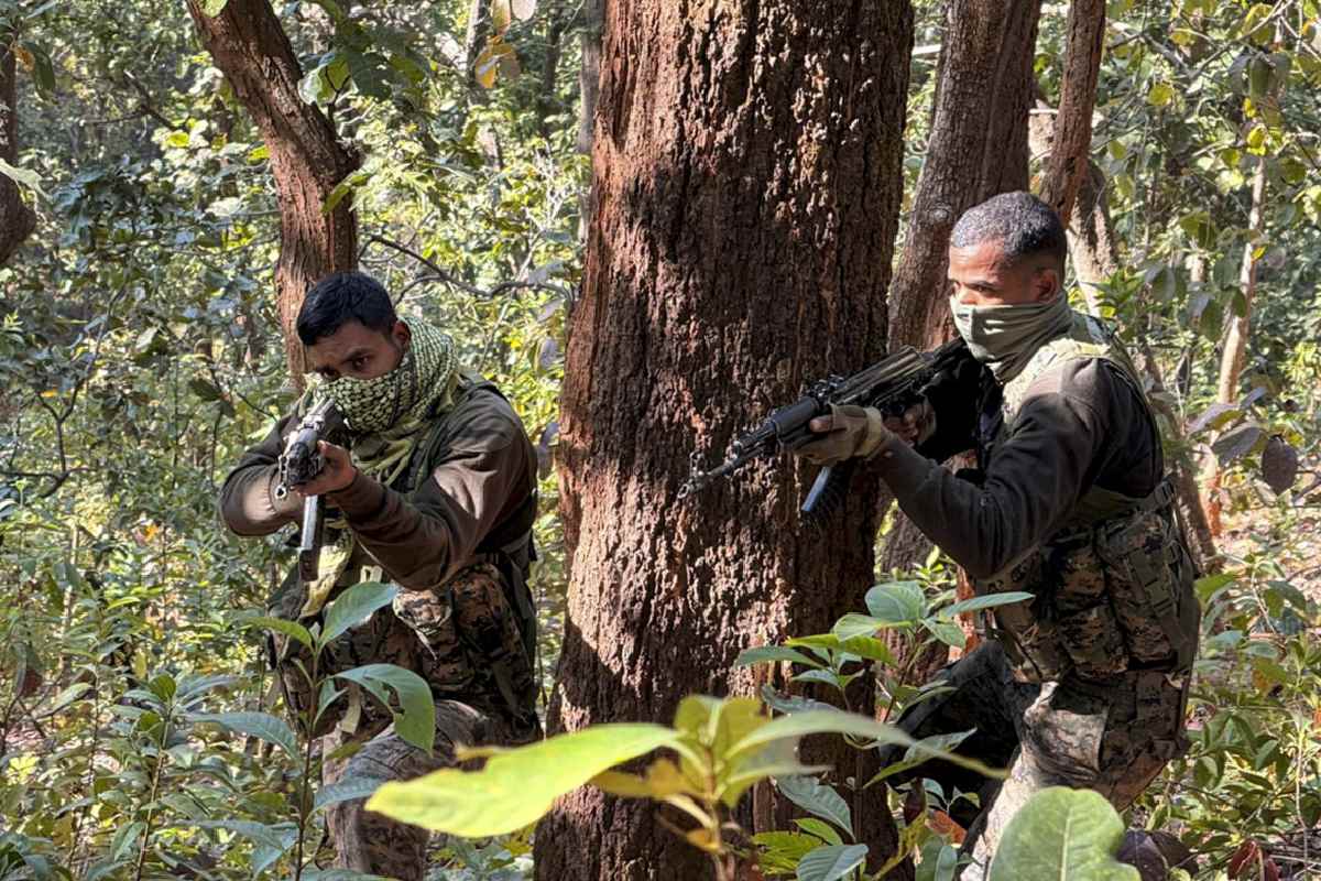 IED Blast in Chhattisgarh : बीजापुर में प्रेशर बम विस्फोट, सुरक्षाकर्मियों के आंखों में छर्रे लगे