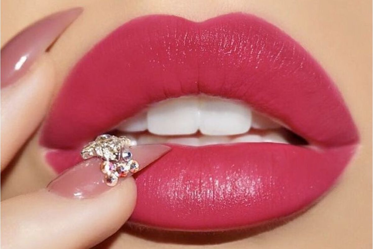 Lipstick shades For Saraswati Puja: पीले रंग के कपड़ों पर खूब जचेंगे ये ट्रेंडी लिपस्टिक शेड्स,आप भी करें ट्राय