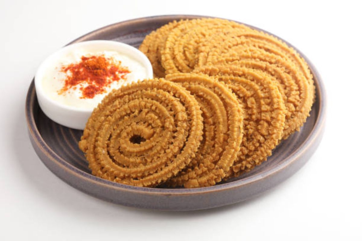 Moong Dal Chakli: कुरकुरी मूंग दाल चकली के साथ चाय का मजा होगा दोगुना