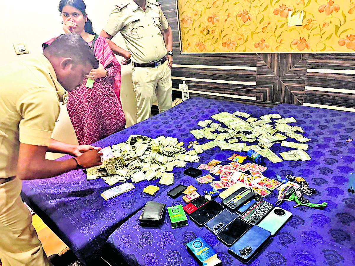 Sambalpur News : होटल में चल रहे जुआ रैकेट का भंडाफाेड़, नौ जुआरी गिरफ्तार, लाखों की नकदी जब्त