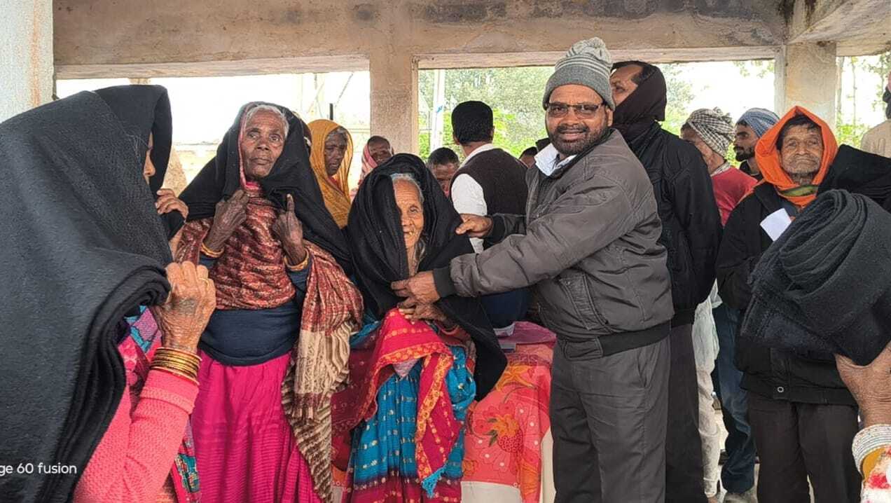 नपं के कई वार्डों में चेयरमैन व पार्षदों ने किया कंबल का वितरण