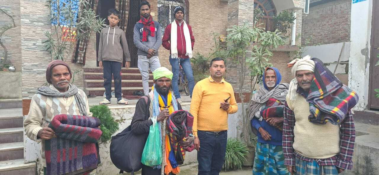 कड़ाके की ठंड में नगर पंचायत ने गरीबों के बीच बांटा कंबल