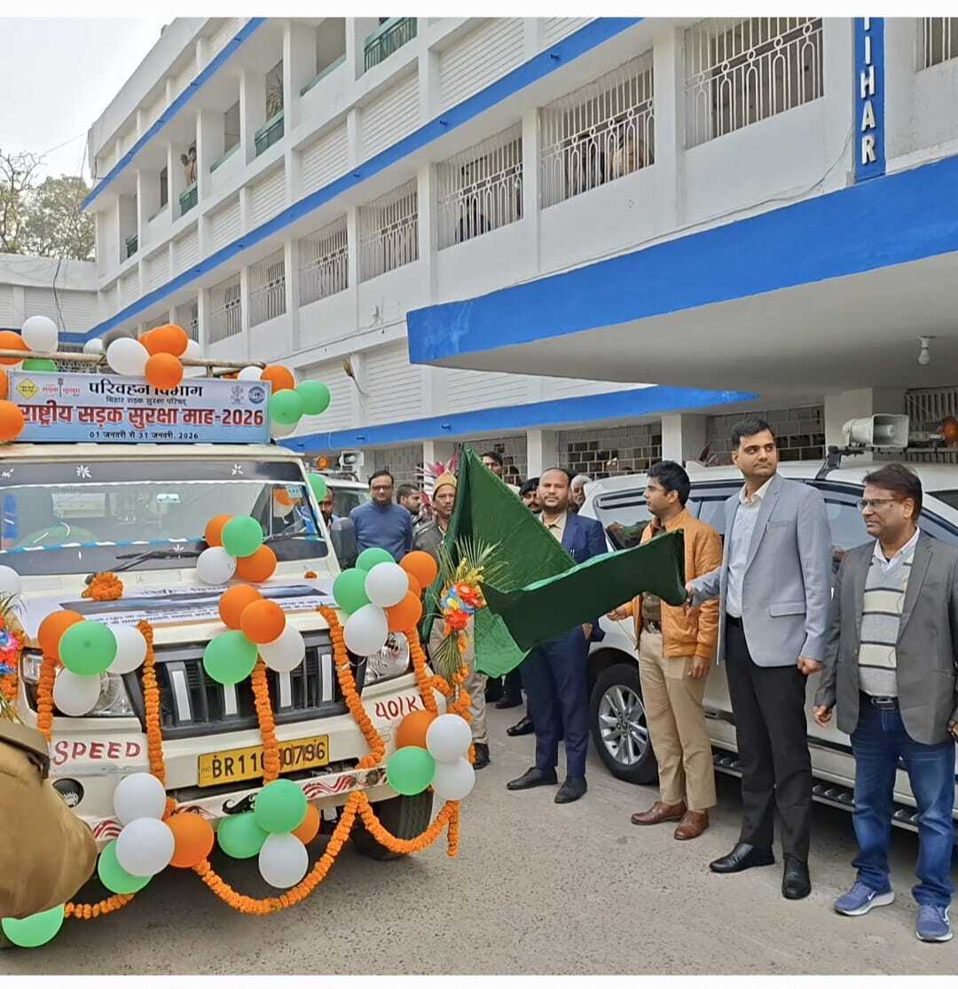 वाहन चलाते समय हेलमेट व सीट बेल्ट का इस्तेमाल करें : डीएम