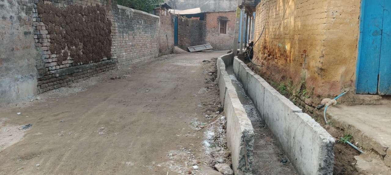 सड़क से ऊंचा बनाया जा रहा नाला, ग्रामीणों ने संवेदक पर लगाया लापरवाही का आरोप