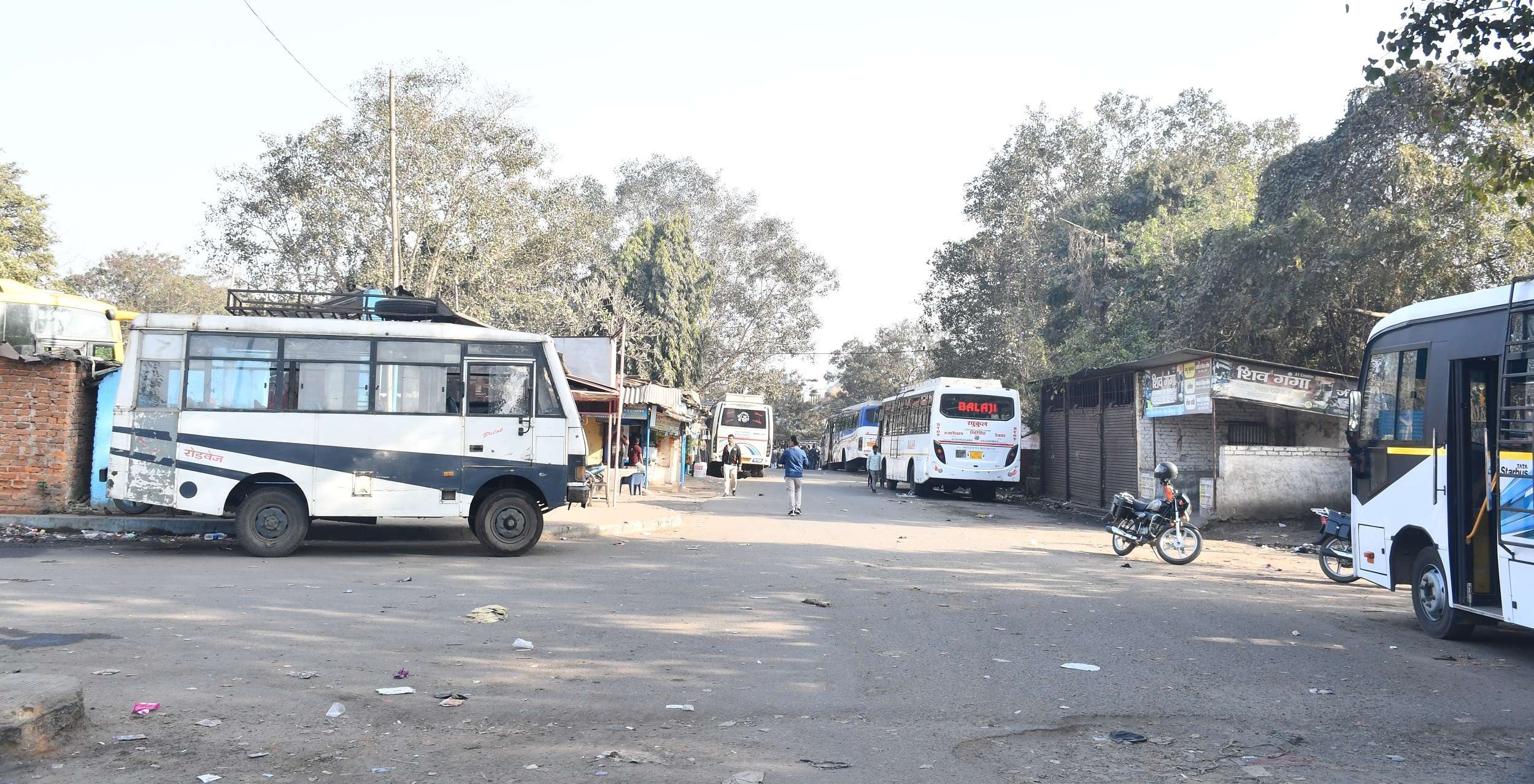 Bokaro News : नयामोड़ निजी बस स्टैंड अतिक्रमण की चपेट में, यात्री सुविधाएं भी नदारद