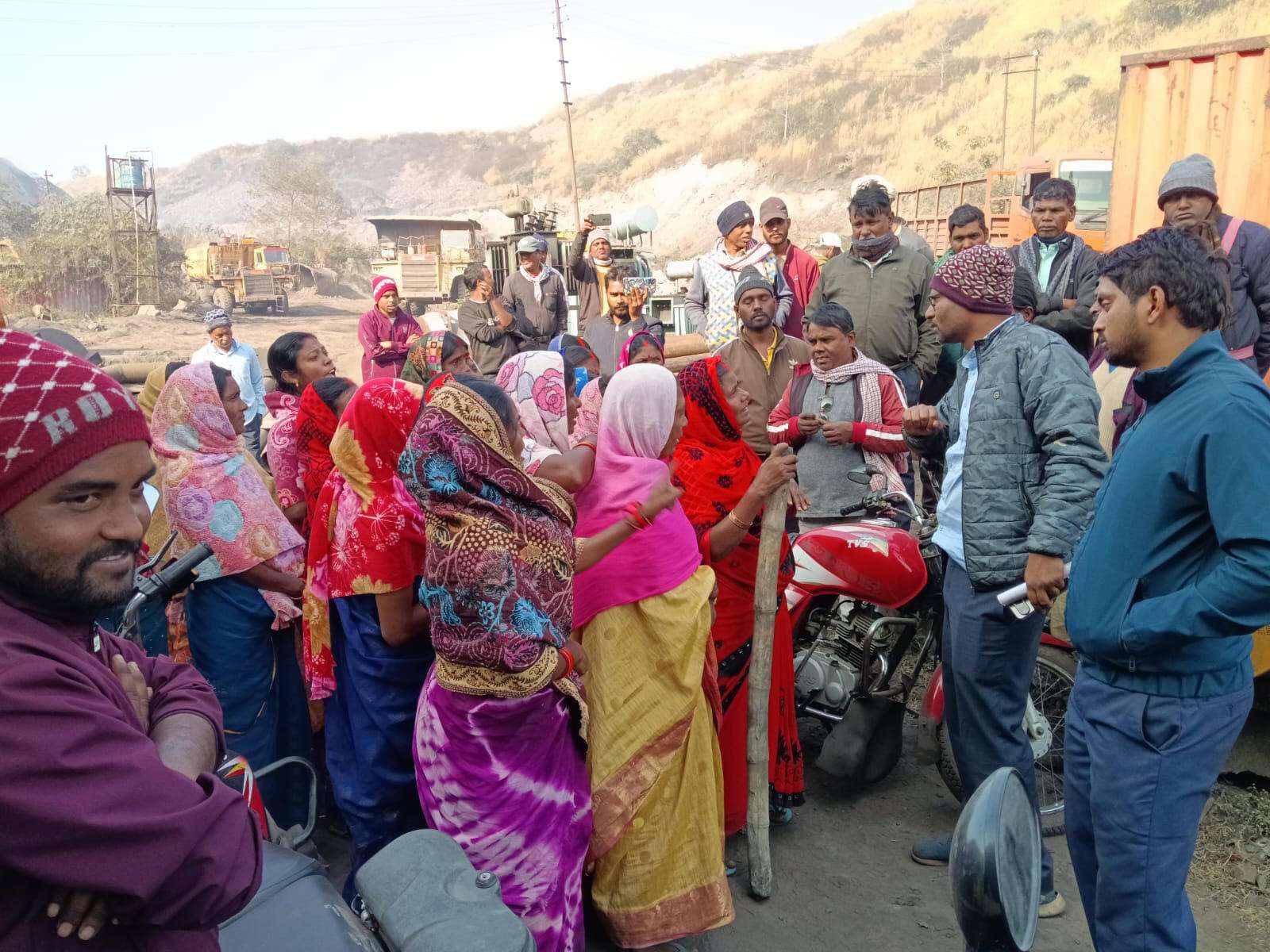 Bokaro News : बिजली समस्या को लेकर लोगों ने कार्यालय घेरा