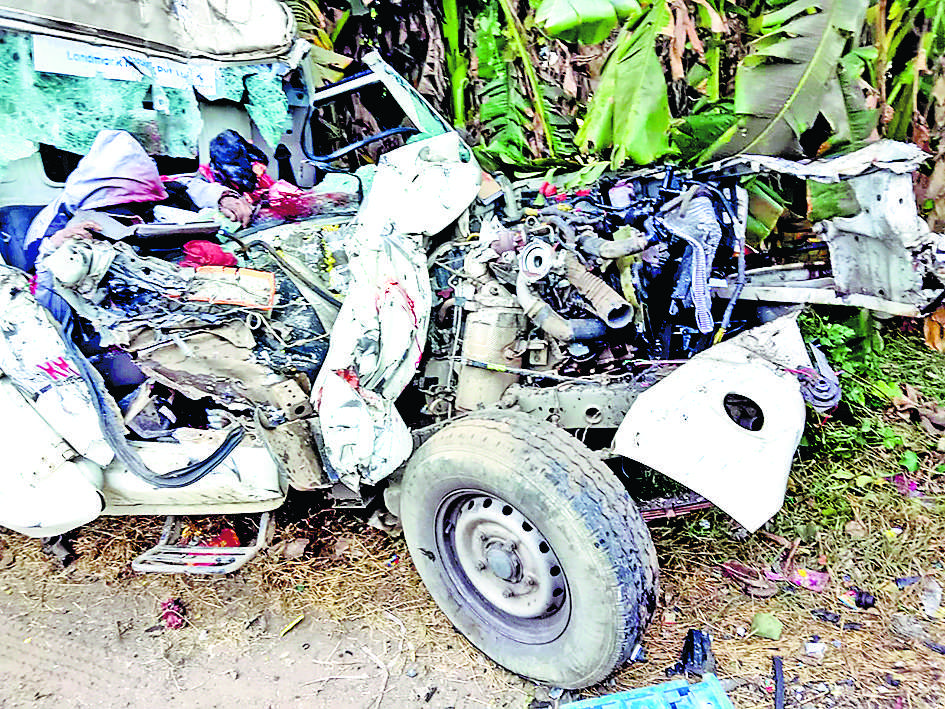 मुर्गे से लदा पिकअप वैन दुर्घटनाग्रस्त, दो लोगों की मौत