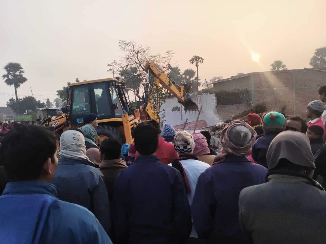 Motihari: मठलोहियार गांव में चला प्रशासन का बुलडोजर