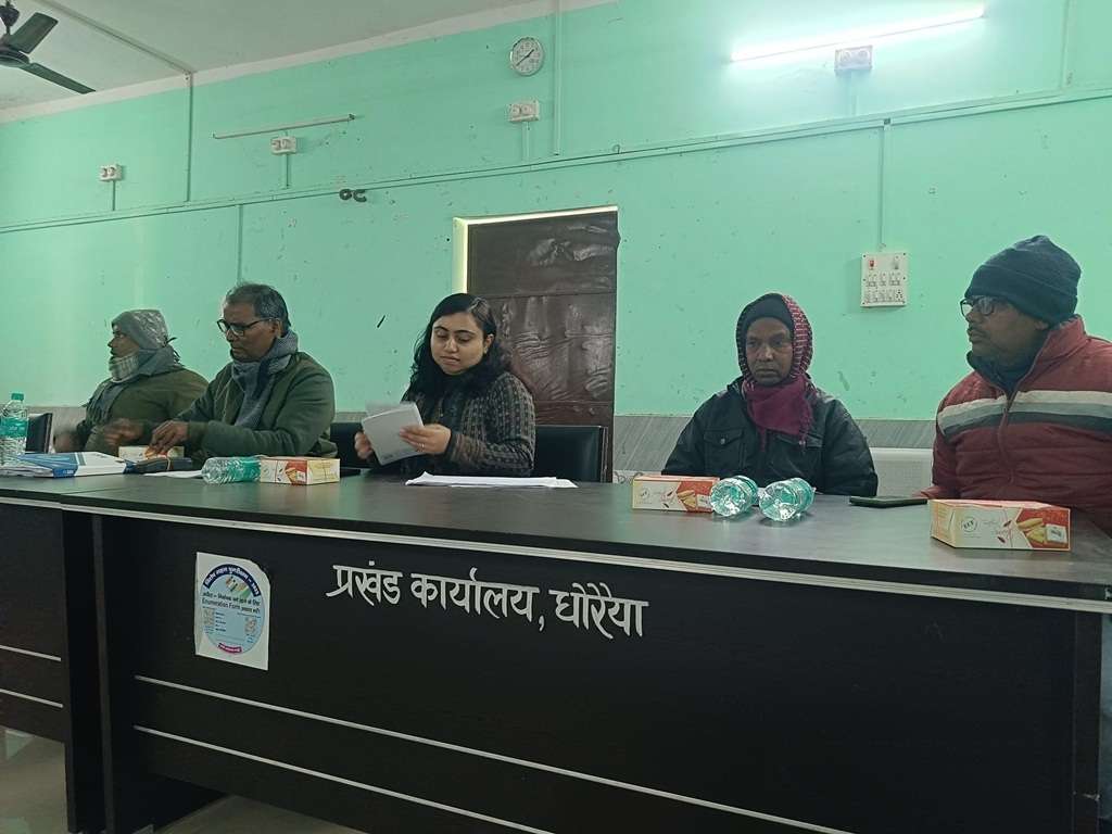 गड़बड़ी पर विकास मित्र को लगाई फटकार