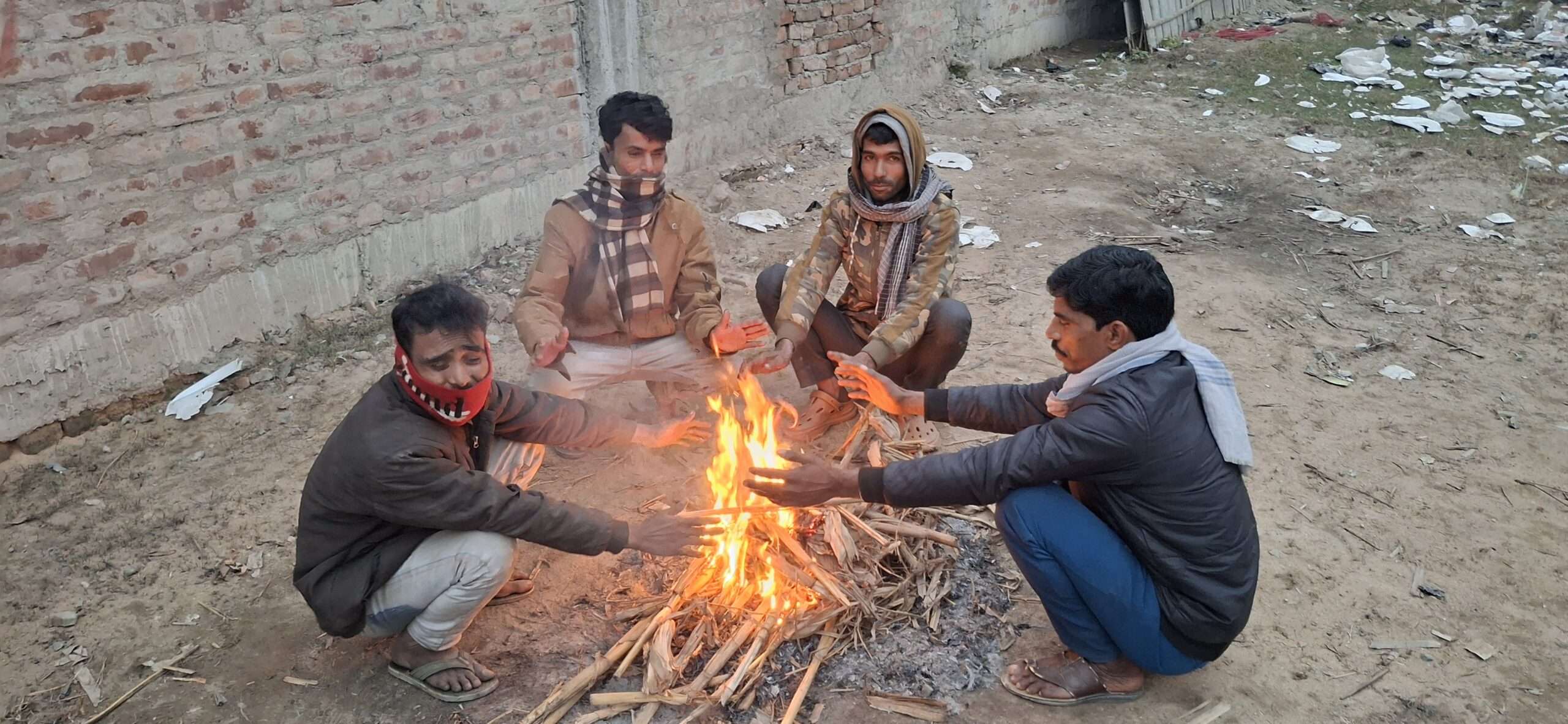 कंपकपाने वाली ठंड से लोग परेशान, चौराहे पर अलाव की मांग