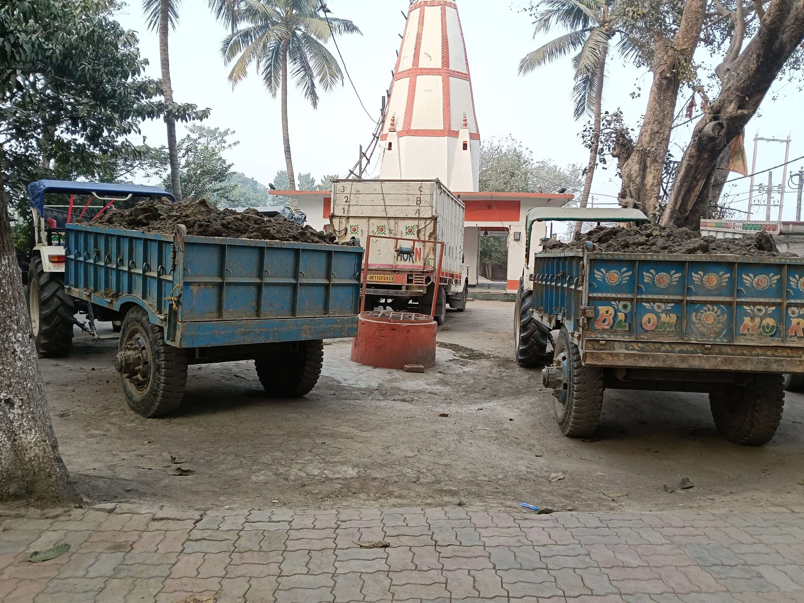 अवैध खनन कर रहे मिट्टी से लदे दो ट्रैक्टर ट्राली जब्त