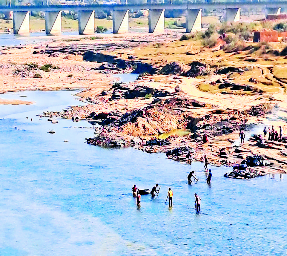 Bokaro News : बीच नदी में किया जा रहा अवैध कोयला खनन