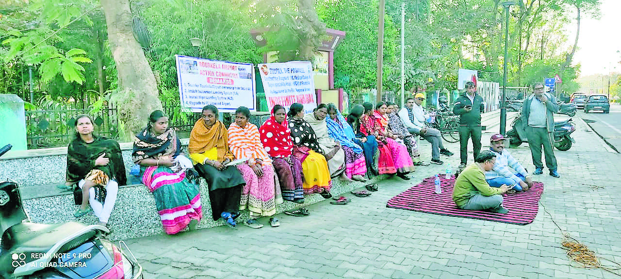 Rourkela News: विकसित एयरपोर्ट, मेडिकल कॉलेज व सुपर स्पेशियलिटी अस्पताल की मांग पर अड़े प्रदर्शनकारी
