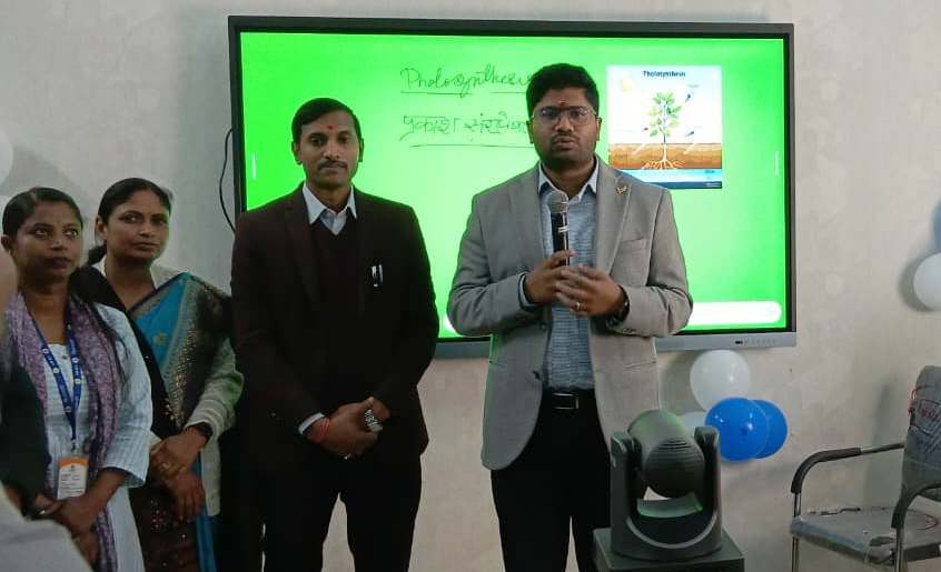 सही दिशा में की गयी पढ़ाई जीवन में बढ़ाती है आगे : डीएम