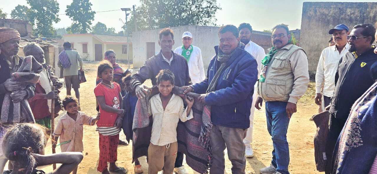 बिरहोरों के बीच कंबल, चूड़ा, गुड़ व तिलकुट का वितरण