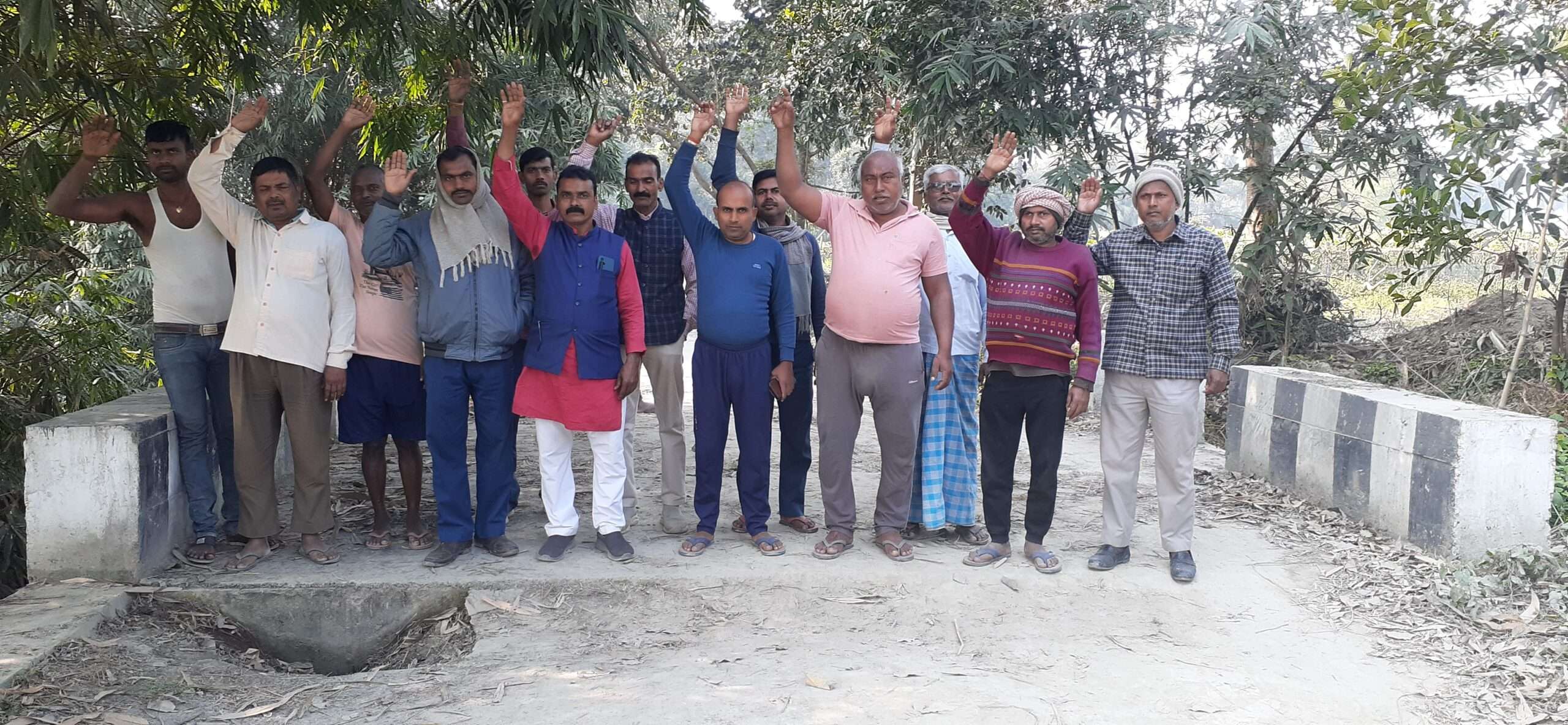 hajipur news. निर्माण के दो साल में ही टूटी सड़क, लोगों ने किया हंगामा