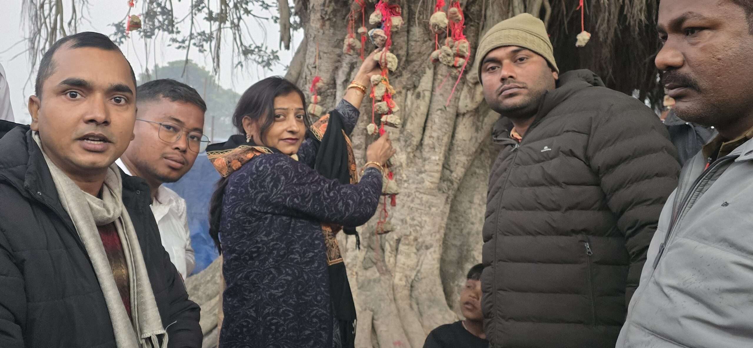 गंगा मेला में विधायक व श्रद्धालुओं ने बांधा मनोती ढेला