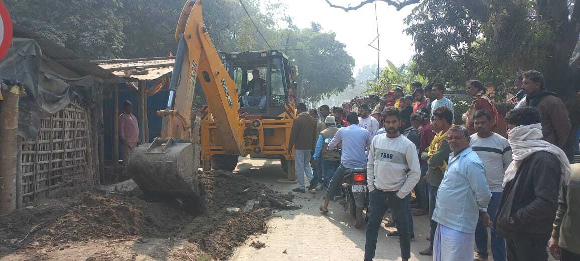 अमदाबाद में अतिक्रमणकारियों के विरूद्ध हुई कार्रवाई