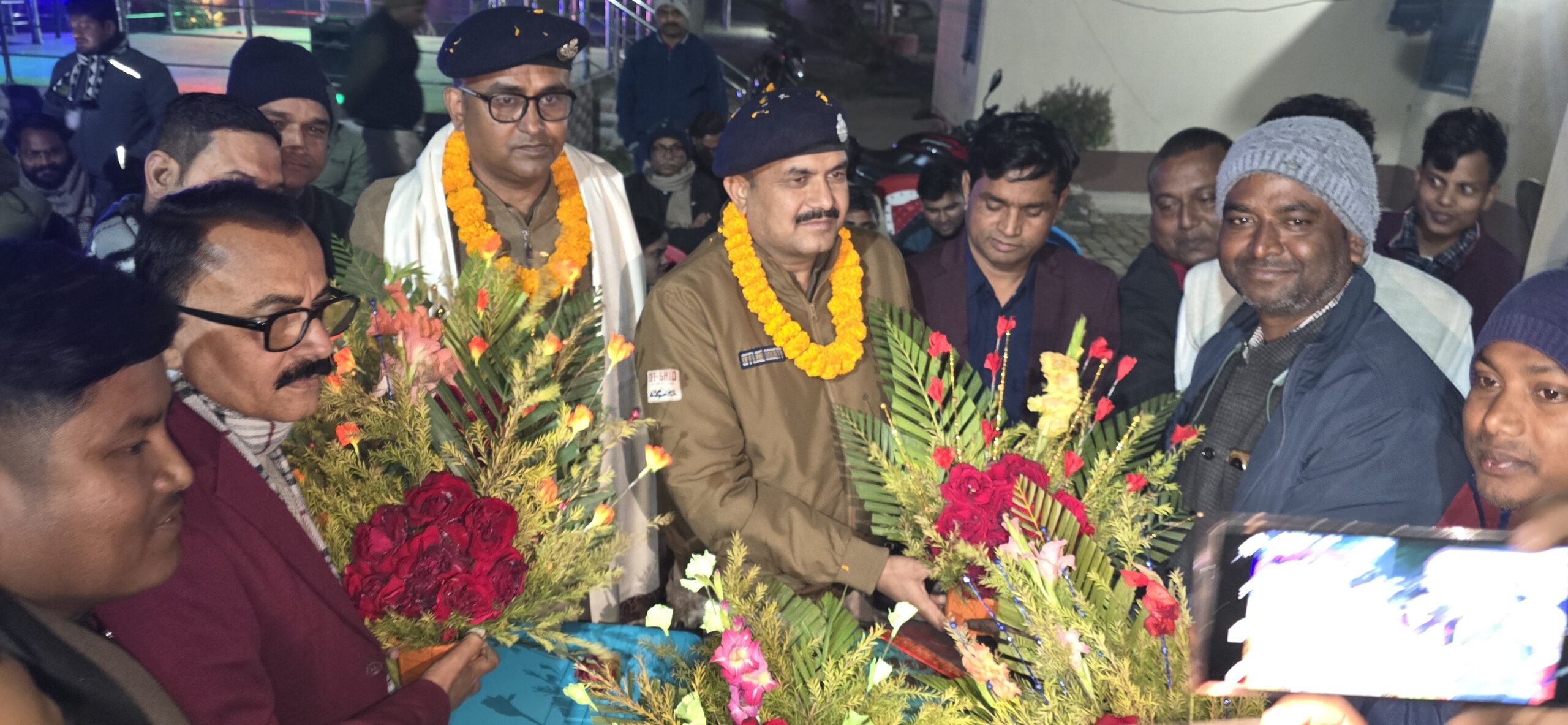 सम्मान समारोह में भावुक हुए थाना अध्यक्ष व ग्रामीण