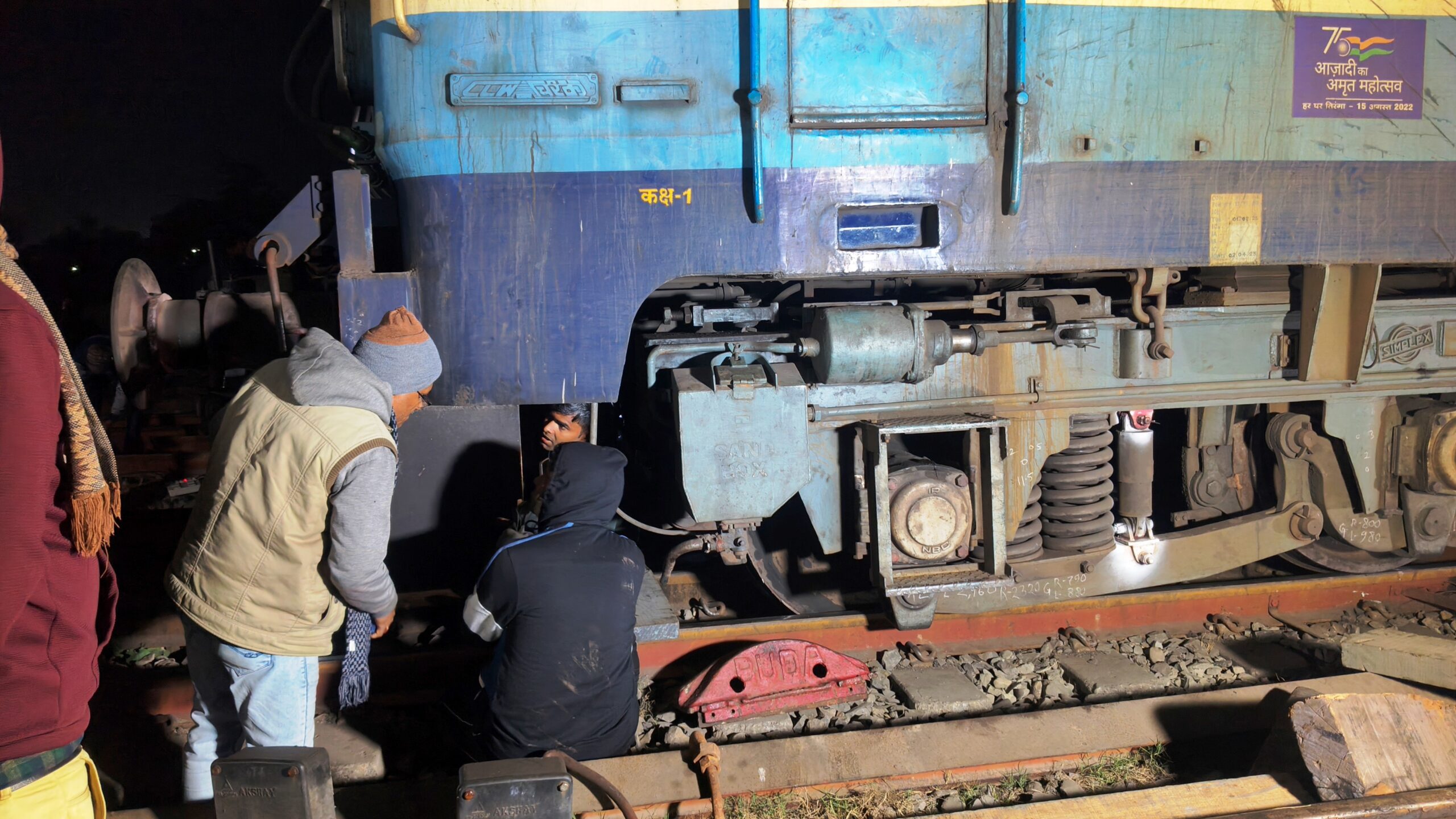 रक्सौल यार्ड में मालगाड़ी का इंजन बेपटरी, परिचालन रहा बाधित