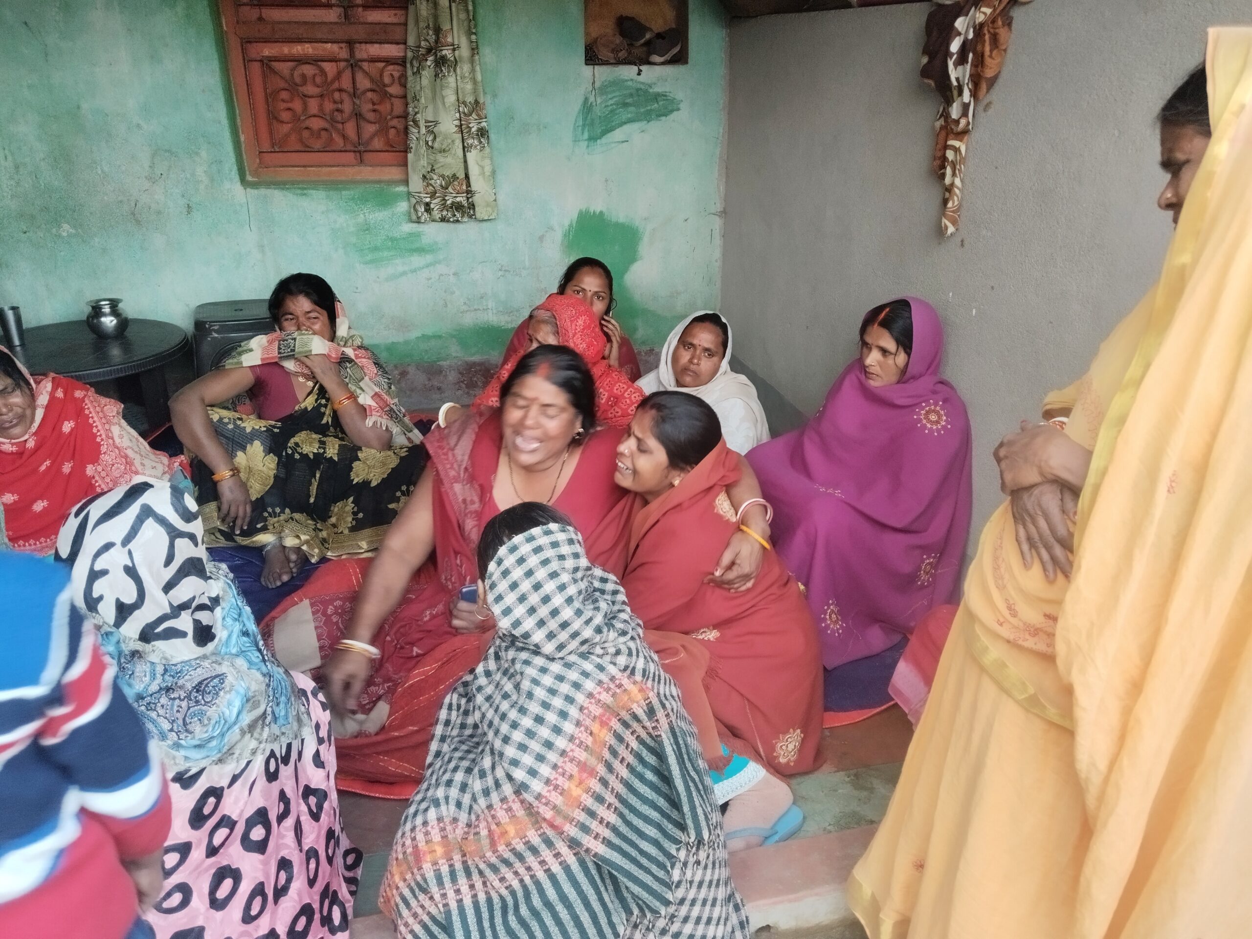 hajipur news. मायके से घर लौट रही बाइक सवार महिला की ट्रक की ठोकर से मौत, पुत्र जख्मी