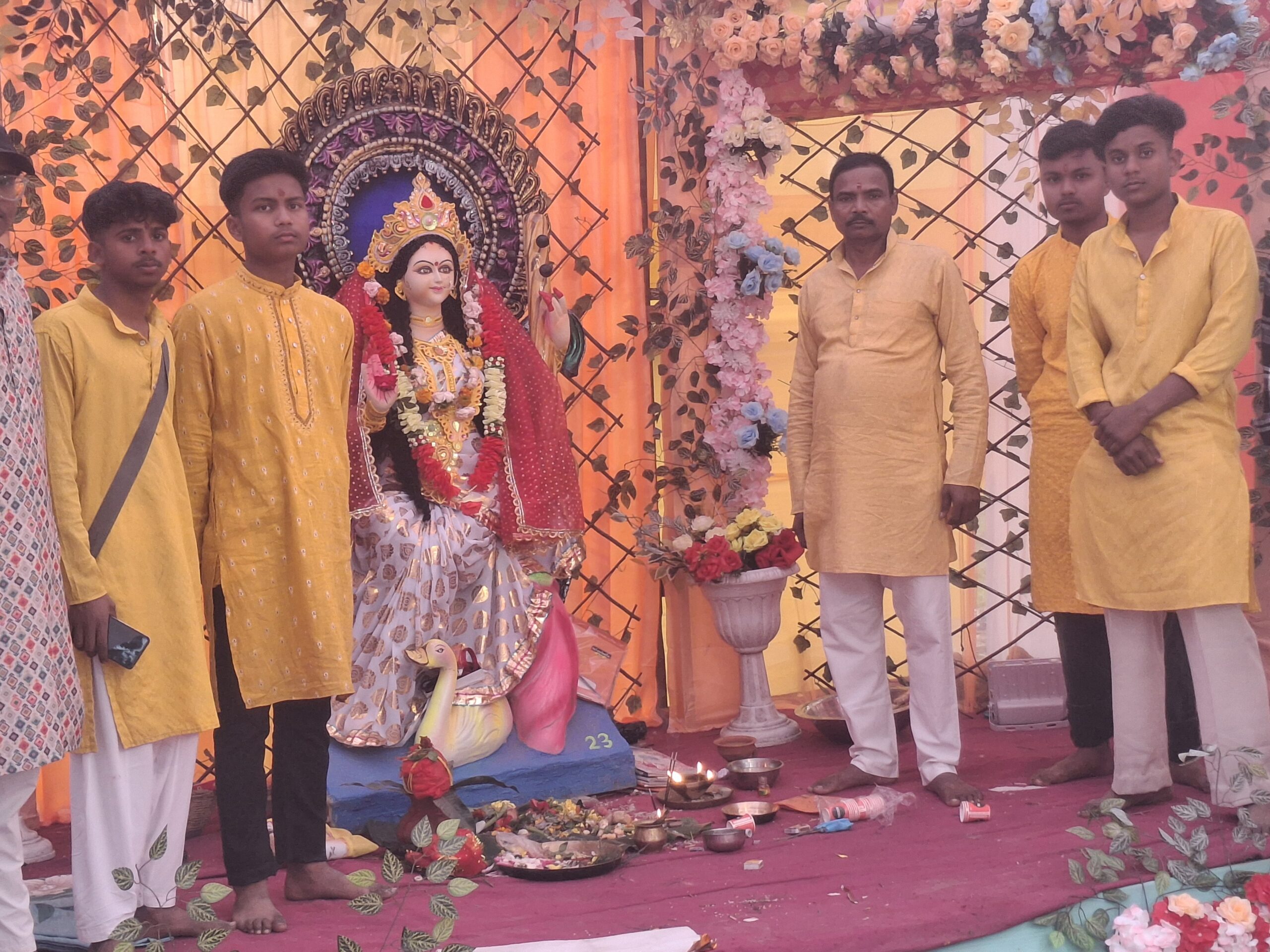 वैदिक अनुष्ठान मंत्रोउच्चर के साथ मां शारदे की हुई पूजा