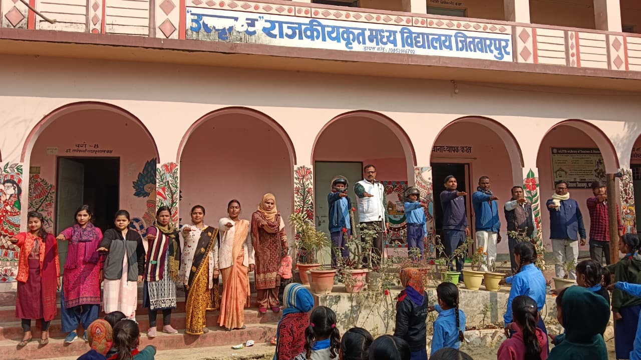 Madhubani News : विद्यालय में सड़क सुरक्षा कार्यक्रम आयोजित कर किया जागरूक