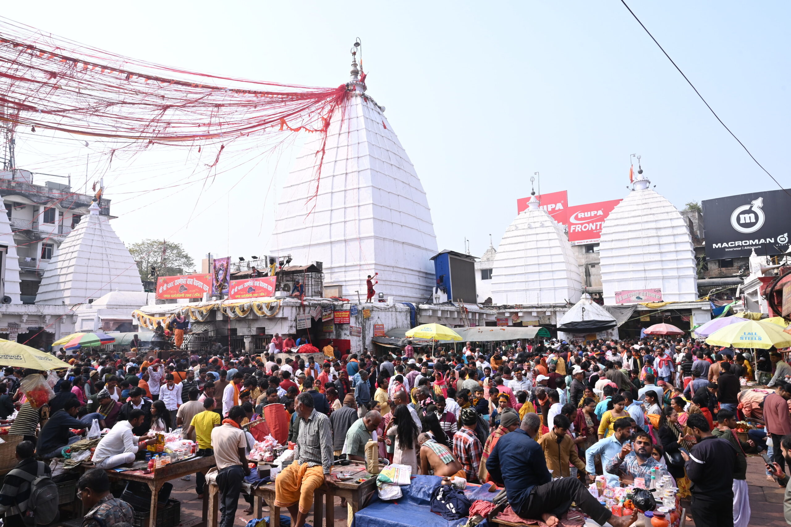 Deoghar News : बाबा मंदिर में उमड़ा जनसैलाब, सवा लाख श्रद्धालुओं ने किया जलार्पण