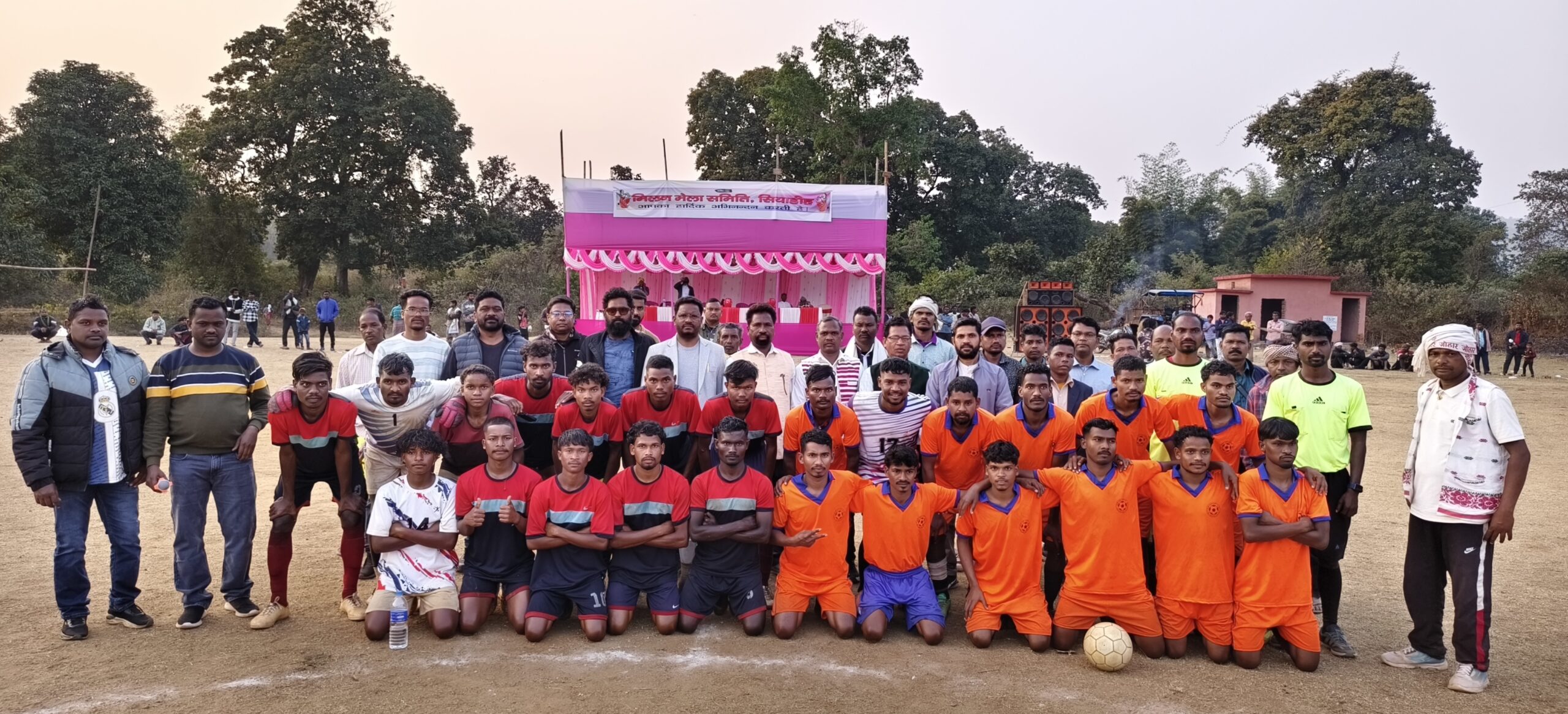 Seraikela Kharsawan News : फुटबॉल टूर्नामेंट की ट्रॉफी पर रायगुटू नवाडीह क्लब का कब्जा