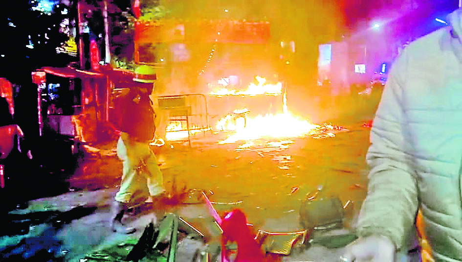बढ़ा सियासी टकराव, भाजपा के मंच में आगजनी, तृणमूल के दफ्तर में तोड़फोड़