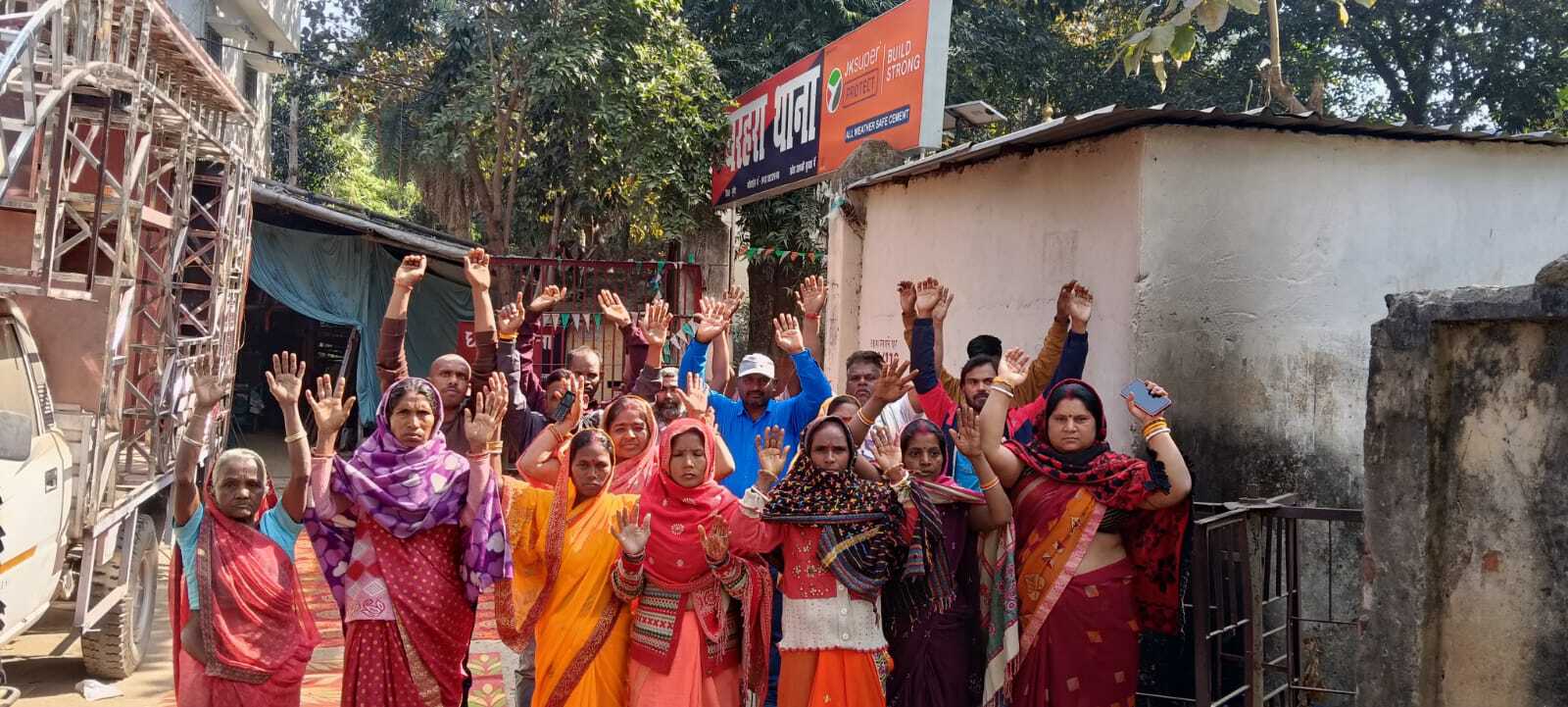 गोली चला कर भाग रहे एक युवक को ग्रामीणों ने पकड़ कर किया पुलिस के हवाले