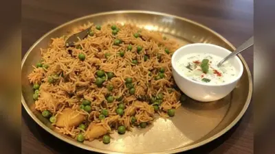 Aloo Matar Pulao Recipe: लंच और डिनर में बनाएं आलू मटर पुलाव, हर निवाले में लें स्वाद और देसी खुशबू का तड़का