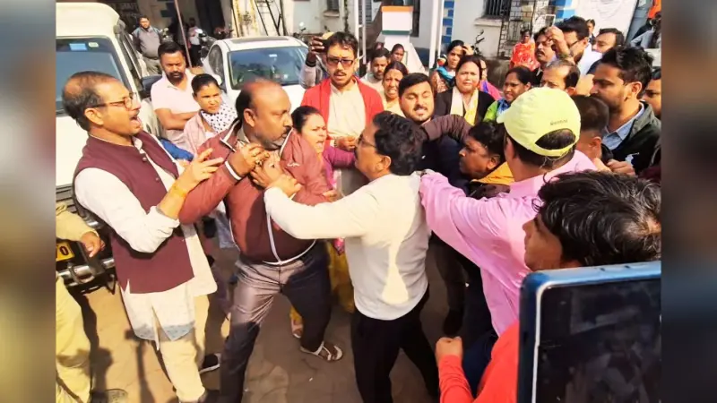 आसनसोल में SIR पर बवाल, तृणमूल कार्यकर्ताओं ने लोगों के फॉर्म-7 छीनकर फाड़े-जलाये, बीजेपी का जोरदार प्रदर्शन