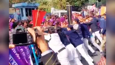 कोलकाता में स्वास्थ्य भवन के बाहर आशा कार्यकर्ताओं का जोरदार प्रदर्शन, ये हैं उनकी मांगें
