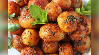 Baby Potato Fry Recipe: खाते ही रह जाएंगे खाने वाले – एक बार ज़रूर बनाएं ये चटपटे बेबी पोटैटो फ्राई