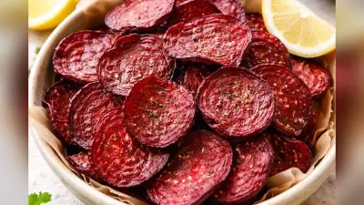Beetroot Baked Chips: शाम की भूख का करना है इलाज, तो जरूर ट्राई करें लाल चिप्स