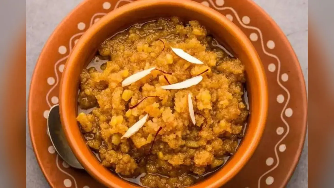 Besan Halwa Recipe: इस देसी तरीके से बनाएं स्वादिष्ट बेसन का हलवा, खाने वाले चट कर जाएंगे पूरी कटोरी