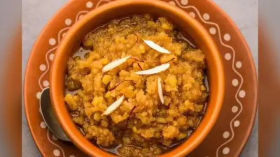 Besan Halwa Recipe: इस देसी तरीके से बनाएं स्वादिष्ट बेसन का हलवा, खाने वाले चट कर जाएंगे पूरी कटोरी