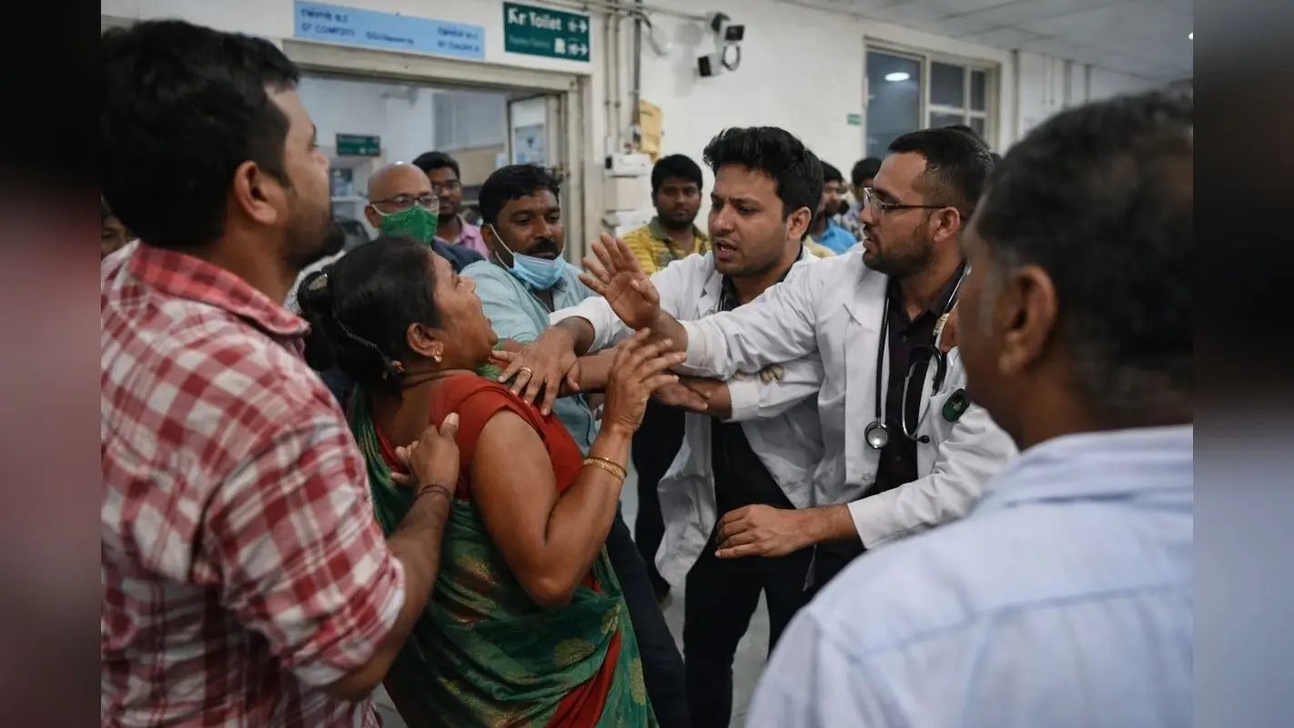 Bihar News: बेतिया जीएमसीएच में जूनियर डॉक्टरों की गुंडागर्दी, इलाज कराने आए परिजनों से की मारपीट
