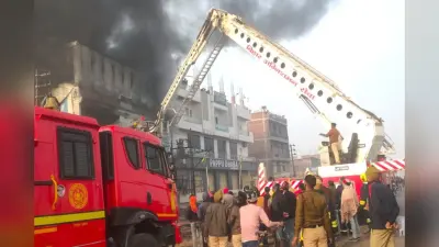 Bihar News: पटना में भीषण आग, प्लास्टिक फैक्ट्री जलकर खाक, हाइड्रोलिक दमकल की टीम मौके पर पहुंची