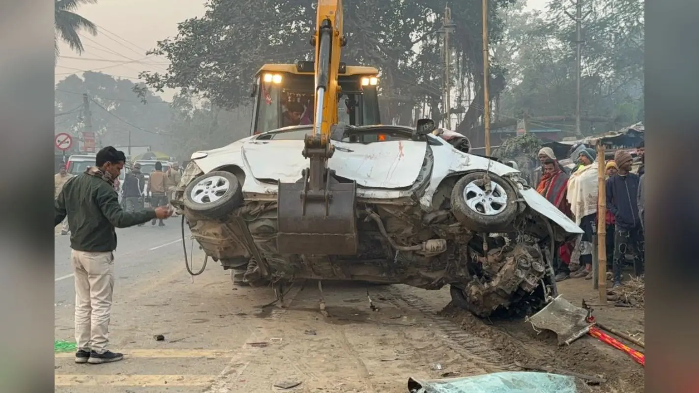 Bihar Road Accident: बिहार में दर्दनाक सड़क हादसे में 4 दोस्तों की मौत, बेटे को देखकर लौट रहे थे सभी, कार के उड़े परखच्चे